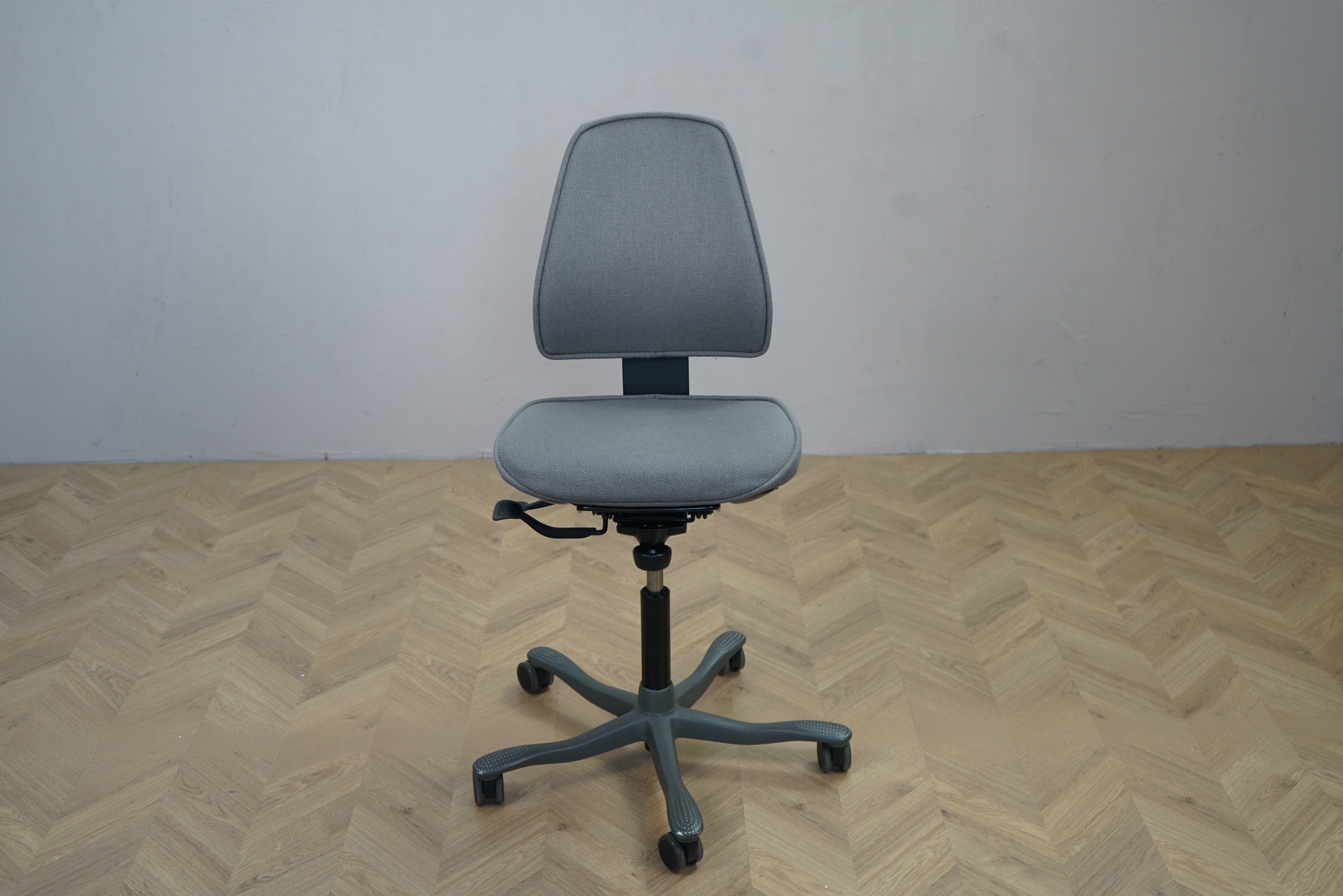 Kinnarps Free Float kontorstol i grå Fame stof set forfra med ergonomisk ryglæn og femstjernet fod